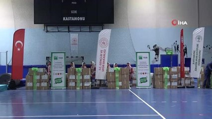 Bin 512 sporcuya 10 bin 500 parça spor malzemesi dağıtıldı