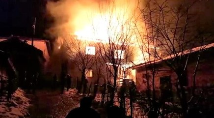 Alev topuna dönen evi kartopu ile söndürmeye çalıştılar