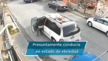 Mujer choca y se le va el carro con sus hijos adentro