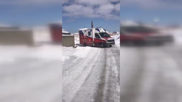 Yolu kardan kapanan iki köydeki hastalar ekiplerce hastaneye ulaştırıldı