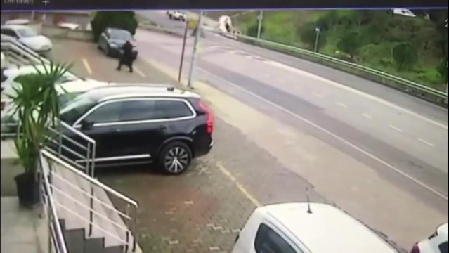 Freni boşalan araç takla attı: O anlar kamerada