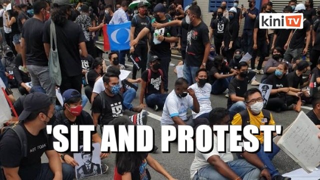 #TangkapAzamBaki: Riot police form line, protesters sit