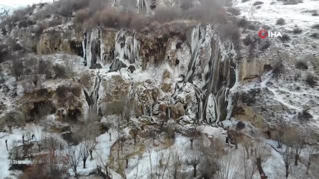 Buz tutan Girlevik Şelalesi'nde 2 metrelik buz sarkıtları oluştu