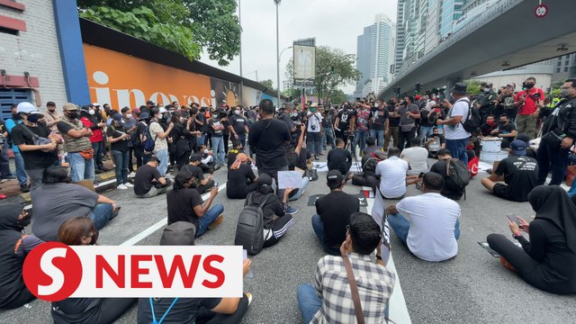 Demonstrators stopped at Jalan Travers-Bangsar intersection by police barricade