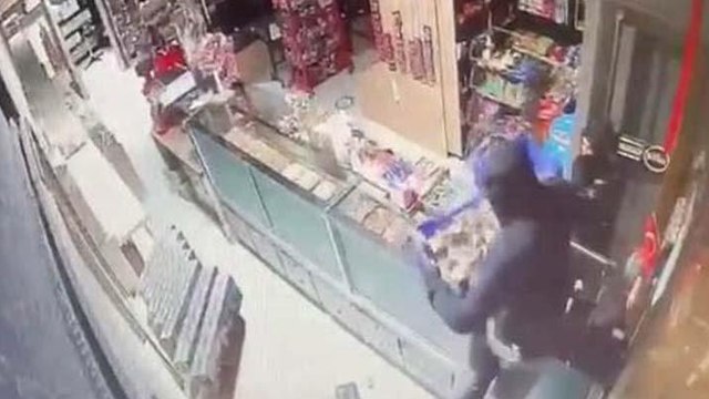 Kuruyemişçiye giren hırsızlar, 30 bin liralık sigarayı çalıp kayıplara karıştı