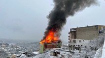 Çengelköy'de bir binada yangın çıktı