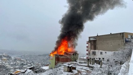 Çengelköy'de bir binada yangın çıktı