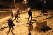 Son dakika haberleri! Gençler kartopu savaşı ve kayak keyfi yaparak eğlendiler