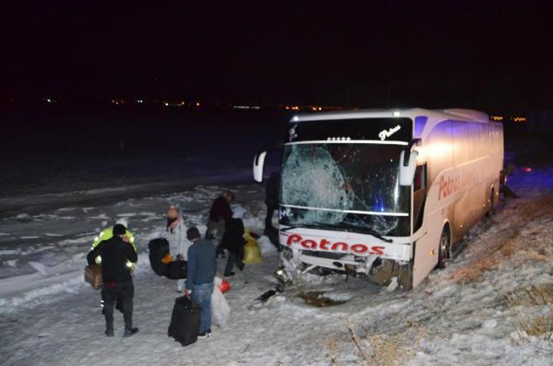 AKSARAY'DA YOLCU OTOBÜSÜ ŞARAMPOLE DÜŞTÜ: 4 YARALI