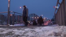 Beylidüzü'nde kar yağışı sonrası işe giden vatandaşlar zor anlar yaşadı