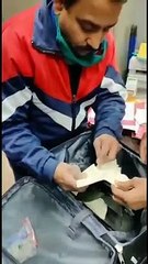 बैग में ऐसे छिपा कर ले जा रहा था विदेशी मुद्रा