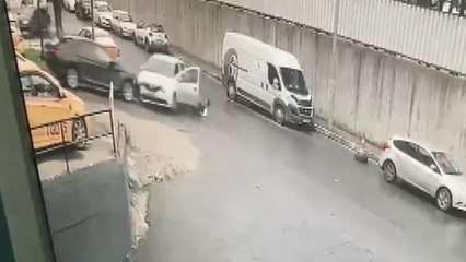 BEYLİKDÜZÜ'NDE KAPISI AÇIK OTOMOBİLDEN DÜŞEN ÖFKELİ SÜRÜCÜ ÖLÜMDEN DÖNDÜ
