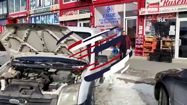 Erzurumlu vatandaştan donan aracı için ilginç yöntem! Saç kurutma makinesiyle aracını ısıttı