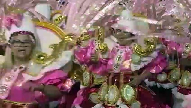 Desfiles das escolas de samba brasileiras adiados para abril