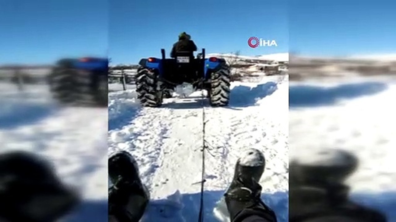 Traktör arkasında inanılmaz anlar! Resmen karda sörf yaptı