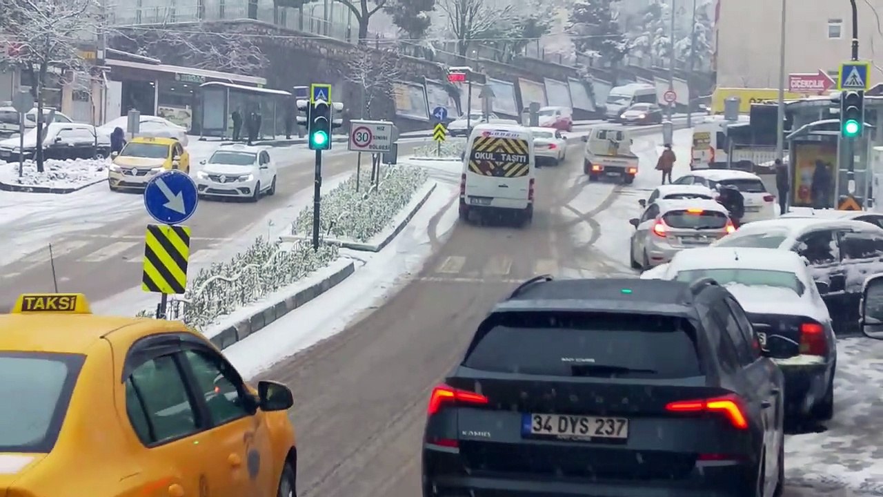 Bursa'da kar hayatı olumsuz etkiledi! Buzlanma çok sayıda kazaya neden oldu