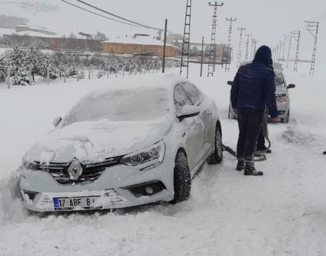 Son dakika! Tipi nedeniyle yolda kalan ambulans ile 25 araç kurtarıldı