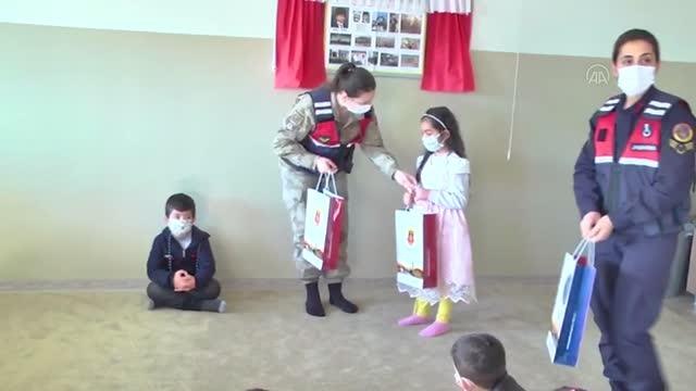Son dakika haber... DİYARBAKIR - Jandarma öğrencilerle buluştu