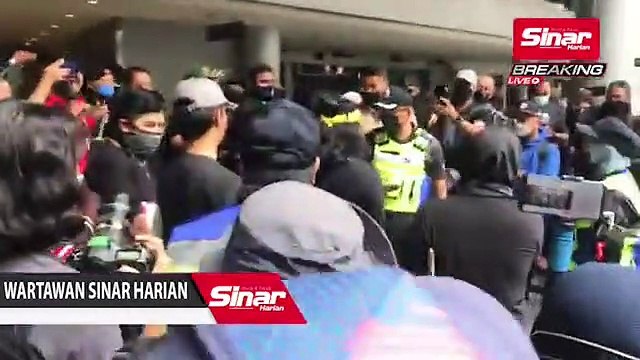 Situasi himpunan #TangkapAzamBaki di LRT Bangsar, Kuala Lumpur