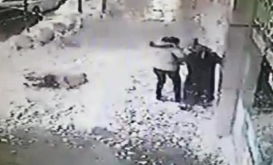 KALDIRIMDA YÜRÜRKEN ÜZERİNE KAR KÜTLESİ DÜŞTÜ