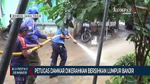 Petugas Damkar Dikerahkan Bersihkan Lumpur Banjir Panti