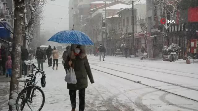 Eskişehir'de kar yağışı etkisini artırdı