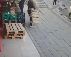 ÇALDIĞI TAHTA PALETLE KAÇARKEN KENDİSİNİ KOVALAYAN ÇALIŞANA ÇARPTI