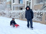 Oğlunu market ve berbere kızakla çekerek götürdü