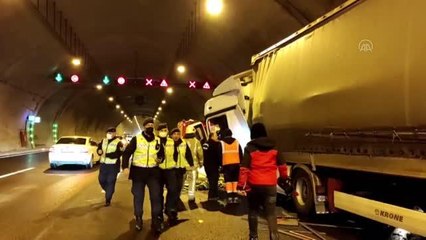 İki tırın karıştığı kazada sürücülerden biri yaralandı