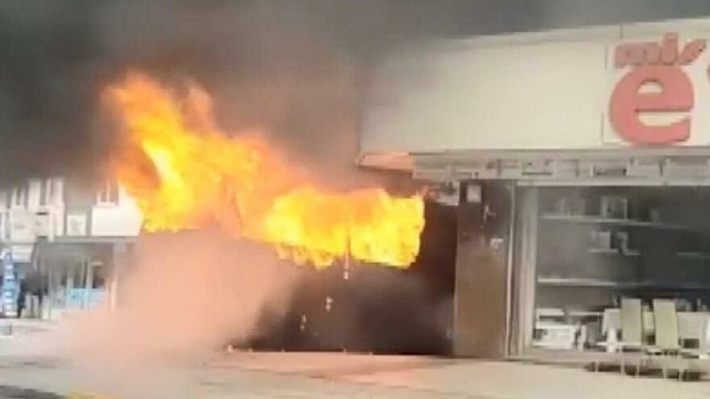 Esenyurt’ta alev alev yanan otobüs küle döndü