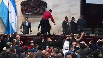 Golpes y gritos de traición en la inauguración del Congreso de Honduras