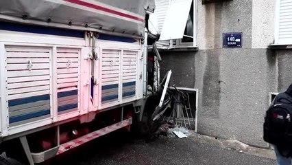 Apartman duvarına çarpan kamyondaki 3 kişi yaralandı