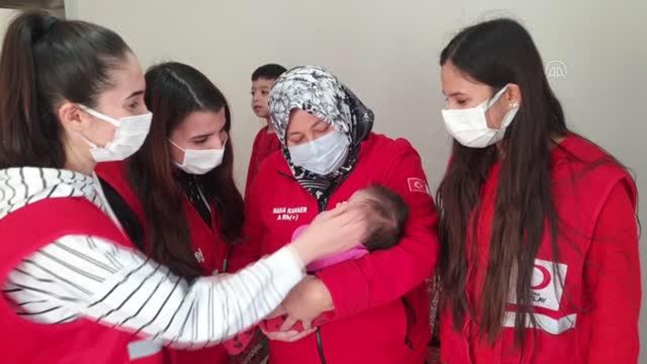 Türk Kızılay, "sevgi bohçası" dağıtıyor