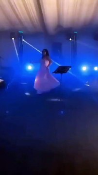 اليسا تغني وترقص حافية القدمين في حفلها لدعم مرضى السرطان في مصر