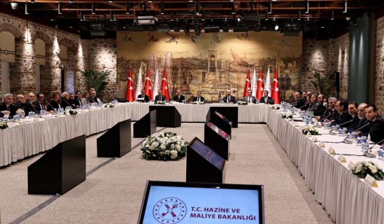 Hazine ve Maliye Bakanı Nebati, ekonomist ve akademisyenlerle bir araya geldi