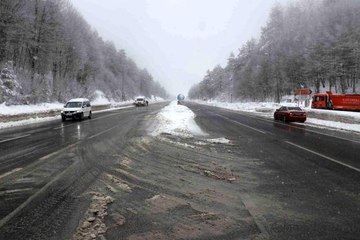 Bolu Dağı'nda kar ve sis etkili oluyor