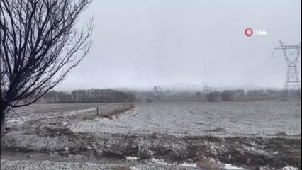 Kırşehir'de şiddetli rüzgar nedeniyle gerilim hattı yan yattı