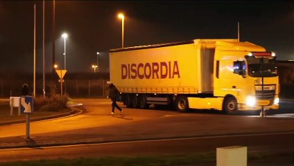 Sempre più migranti attraversano la Manica nascosti nei camion