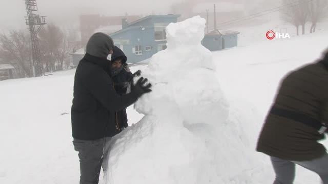 Ankaralı öğrenciler yarıyıl tatilinin keyfini Elmadağ Kayak Merkezinde çıkarıyor