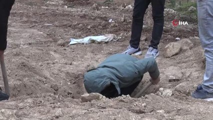 Hayvanseverlerden iş makinesiyle kedi ve köpek gömülmesine tepki