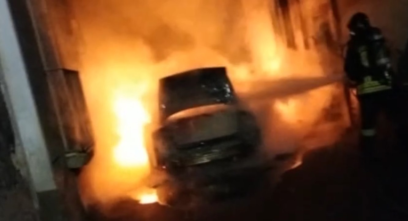 Paternò (CT) - Auto in fiamme, danneggiata facciata edificio (22.01.22)