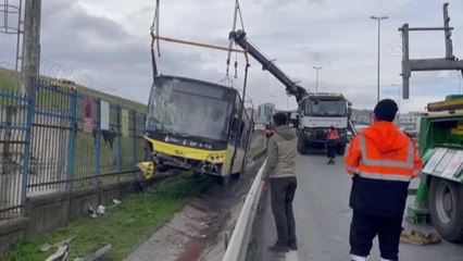 Bariyerlere çarpan İETT otobüsü kaldırıldı