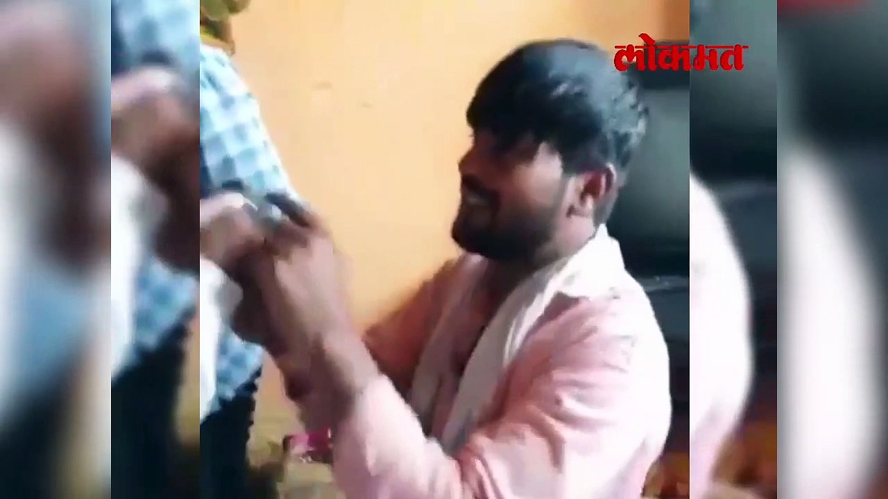 शेतकऱ्यांनी व्यापाऱ्याला घडवली अद्दल!
