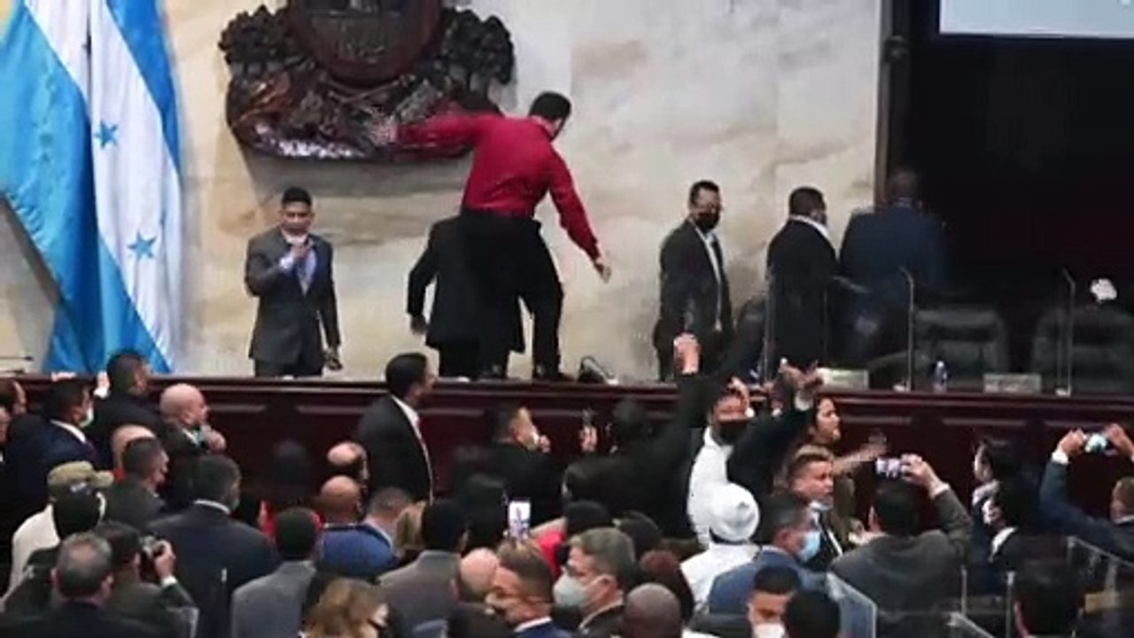 Die Fäuste flogen: Tumult im honduranischen Parlament