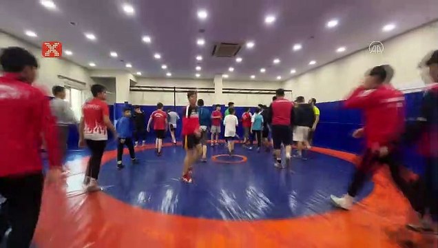 Şampiyon güreş antrenörü, şampiyon adayı sporcular yetiştiriyor