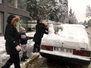 Alaşehir şehir merkezi mevsimin ilk karıyla tanıştı