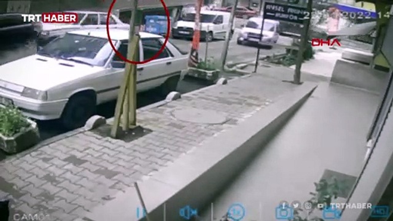 Freni boşalan otomobilin altında kalmaktan son anda kurtuldu