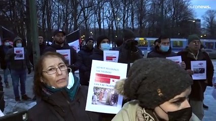 Скачать видео: Proteste a Oslo contro l'arrivo dei talebani per i colloqui sulla crisi umanitaria