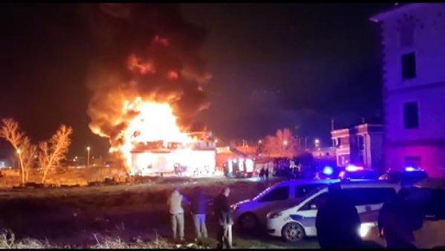 Arnavutköy'de plastik fabrikası alev alev yanıyor-1