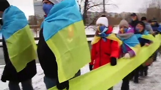 بدون تعليق: سلسلة بشرية في براغ وكييف للتضامن مع أوكرانيا في ظل تصاعد الأزمة مع موسكو
